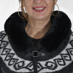 Halbmondförmiger Kapuzenponcho mit Druckknopfverschluss aus Kunstpelz, One Size, 80x109.22cm, Schwarz