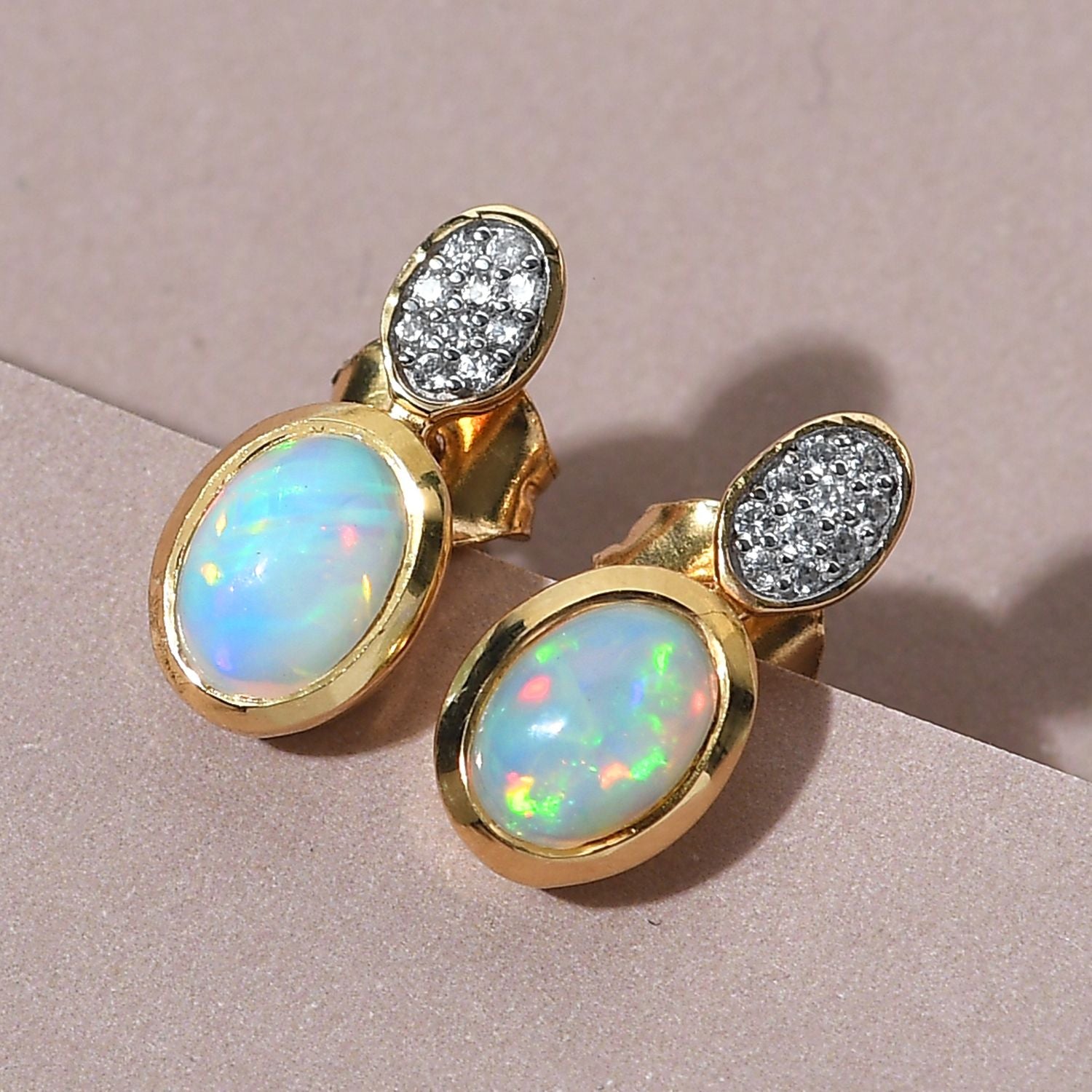 Natürliche, äthiopische Opal und weiße Zirkon-Ohrringe, 925 Silber vergoldet ca. 1,13 ct